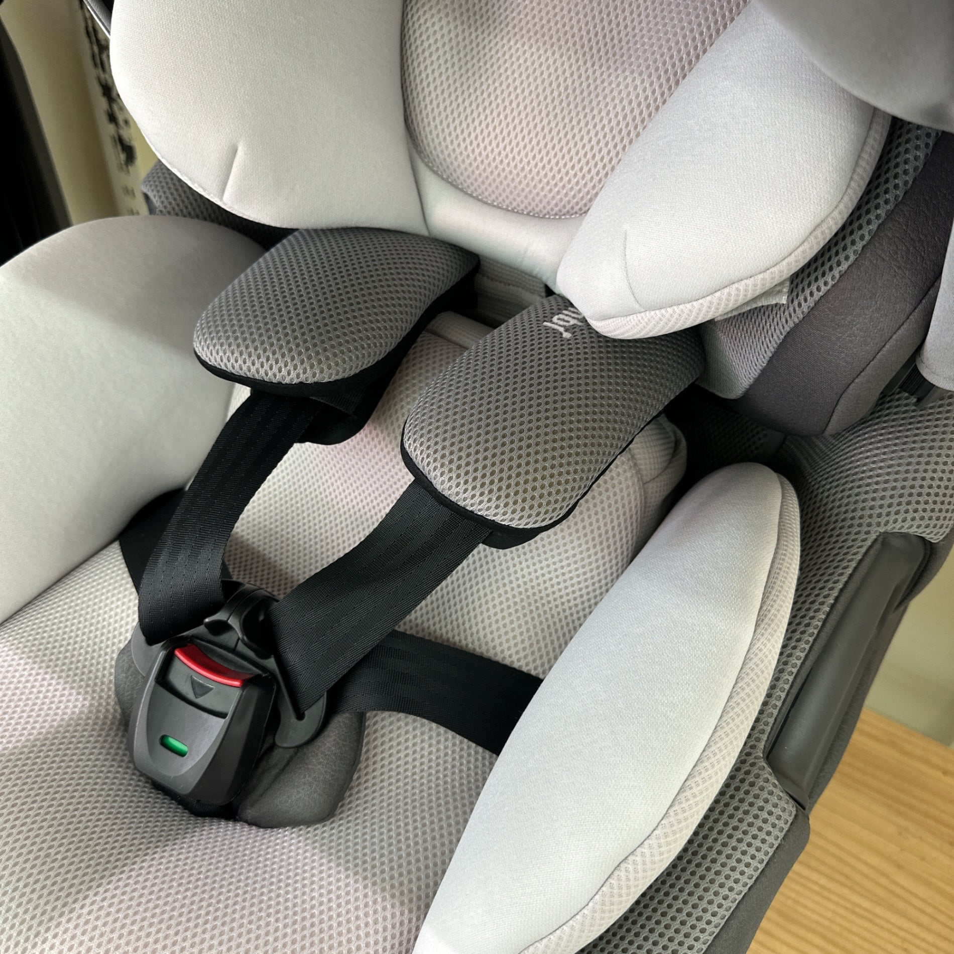 コンビ THE S Air ISOFIX エッグショック ZA-670 ストライプグレー – ポスポスオンラインショップ